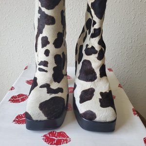 Two Lips, 71/2 medium. Black and White Cow print